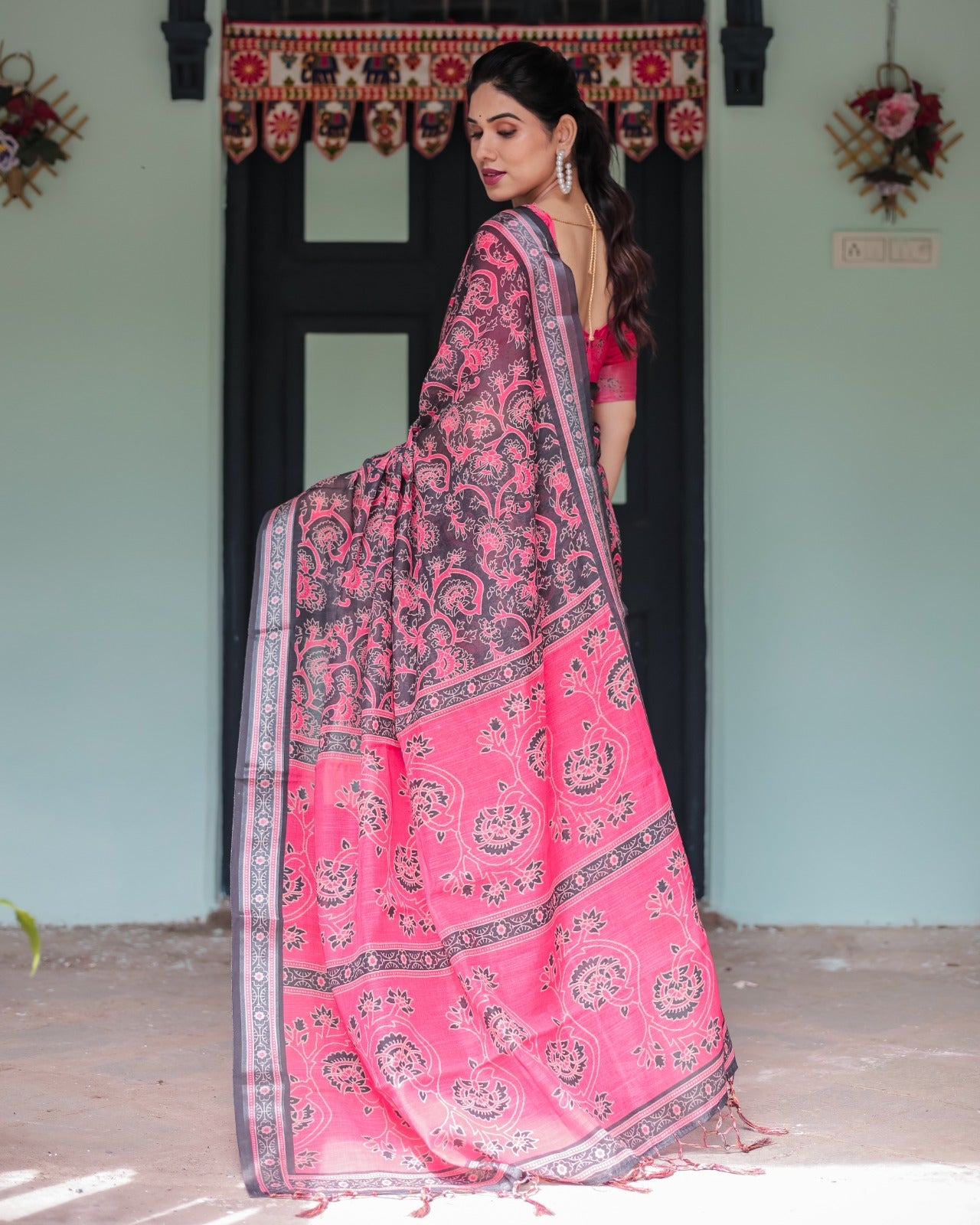 Digital Floral Print Linen Saree for Women – Lightweight & Elegant